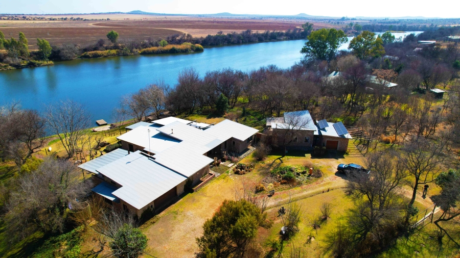 5 Bedroom Property for Sale in Viljoenskroon Rural Free State